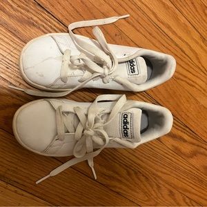 Adidas kids unisex advantage sneaker white. Size 13